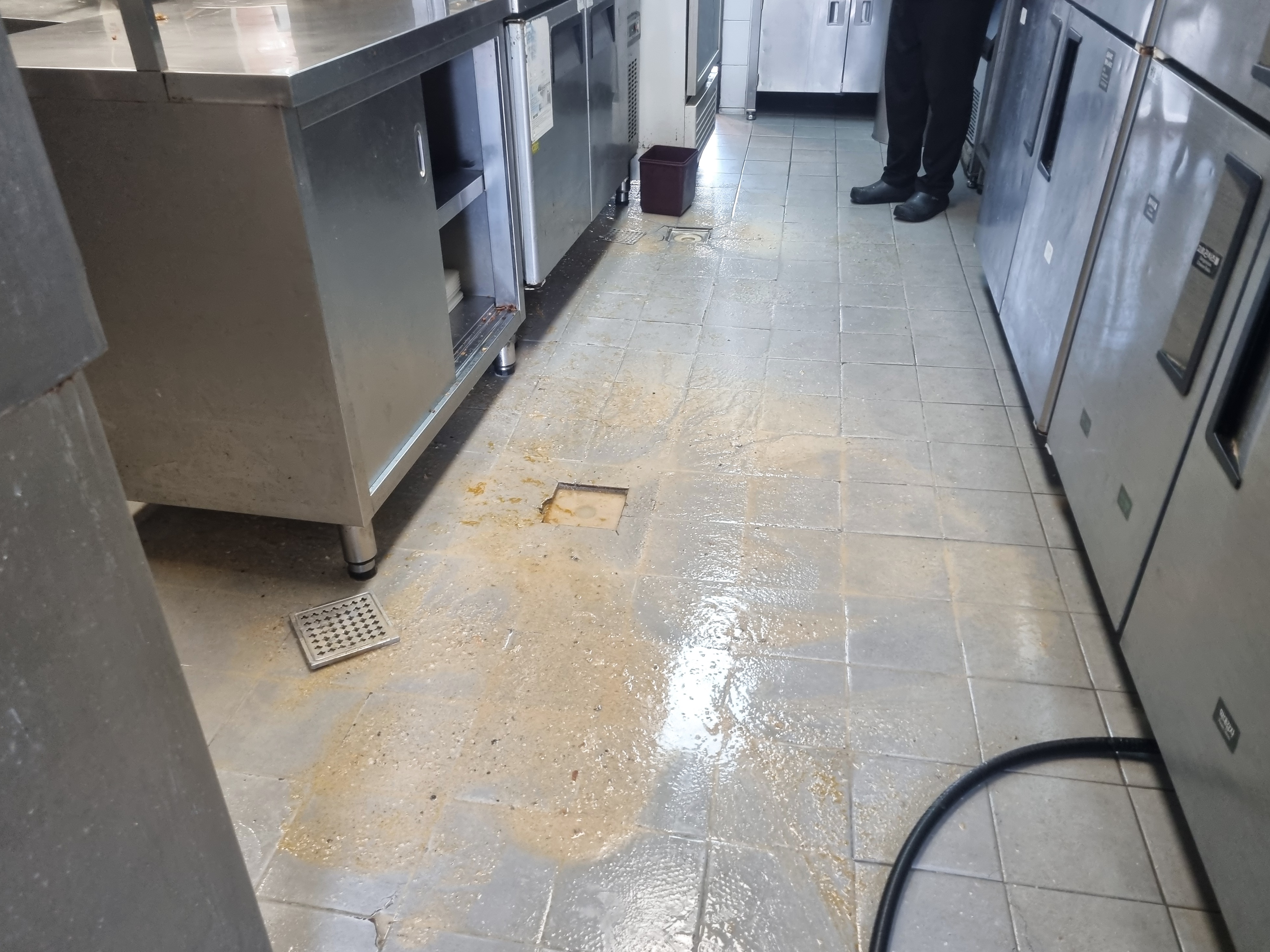 case5-restaurant-grease-floor-before.jpg