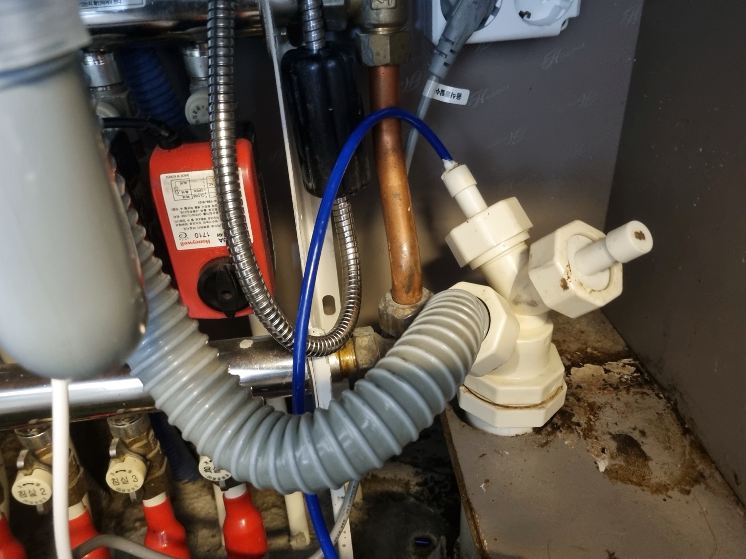 18-taejeon-sink-trap-hose-reconnected-hp.jpg